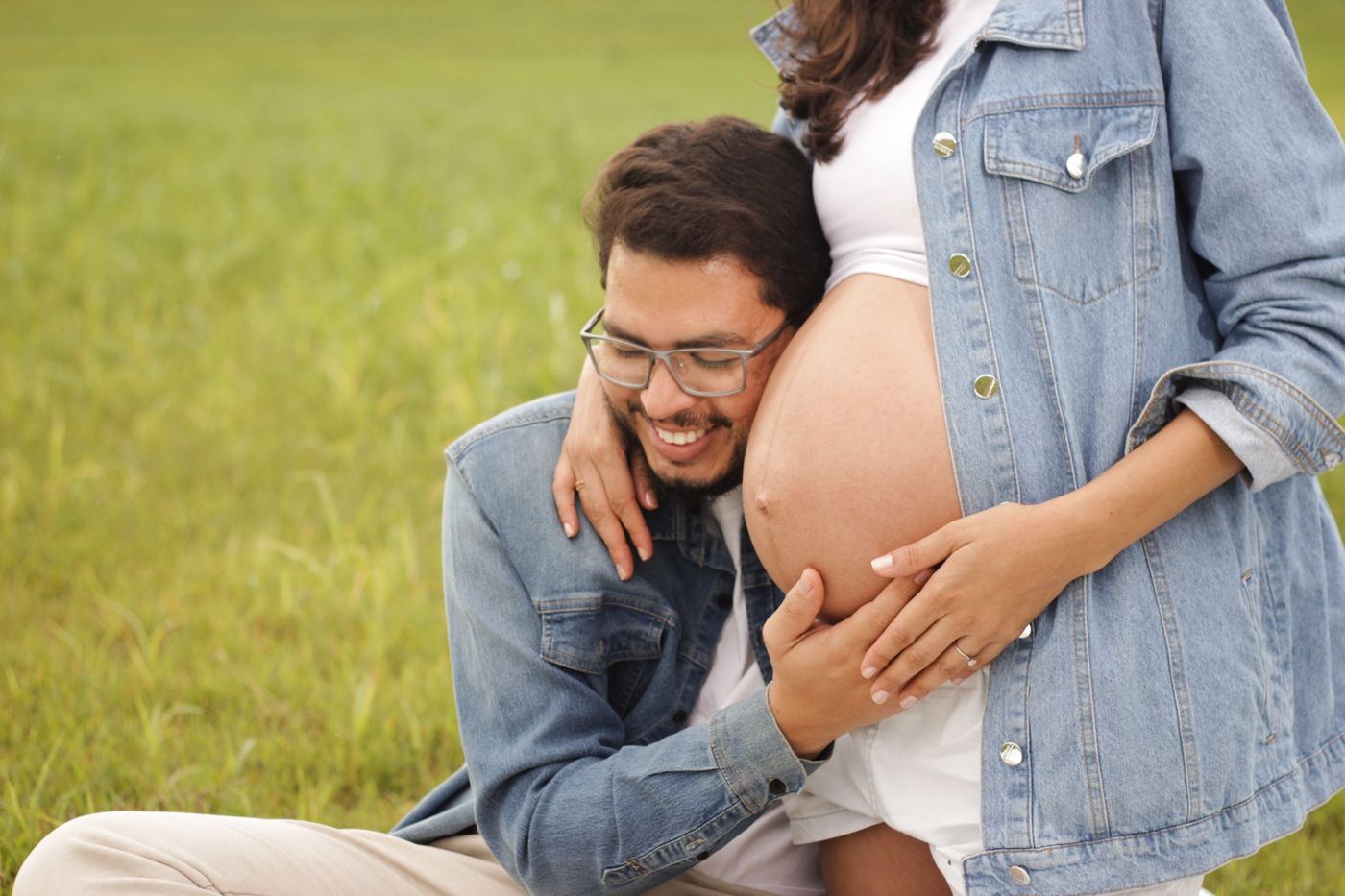 Igor com o ouvido na barriga da Isabel